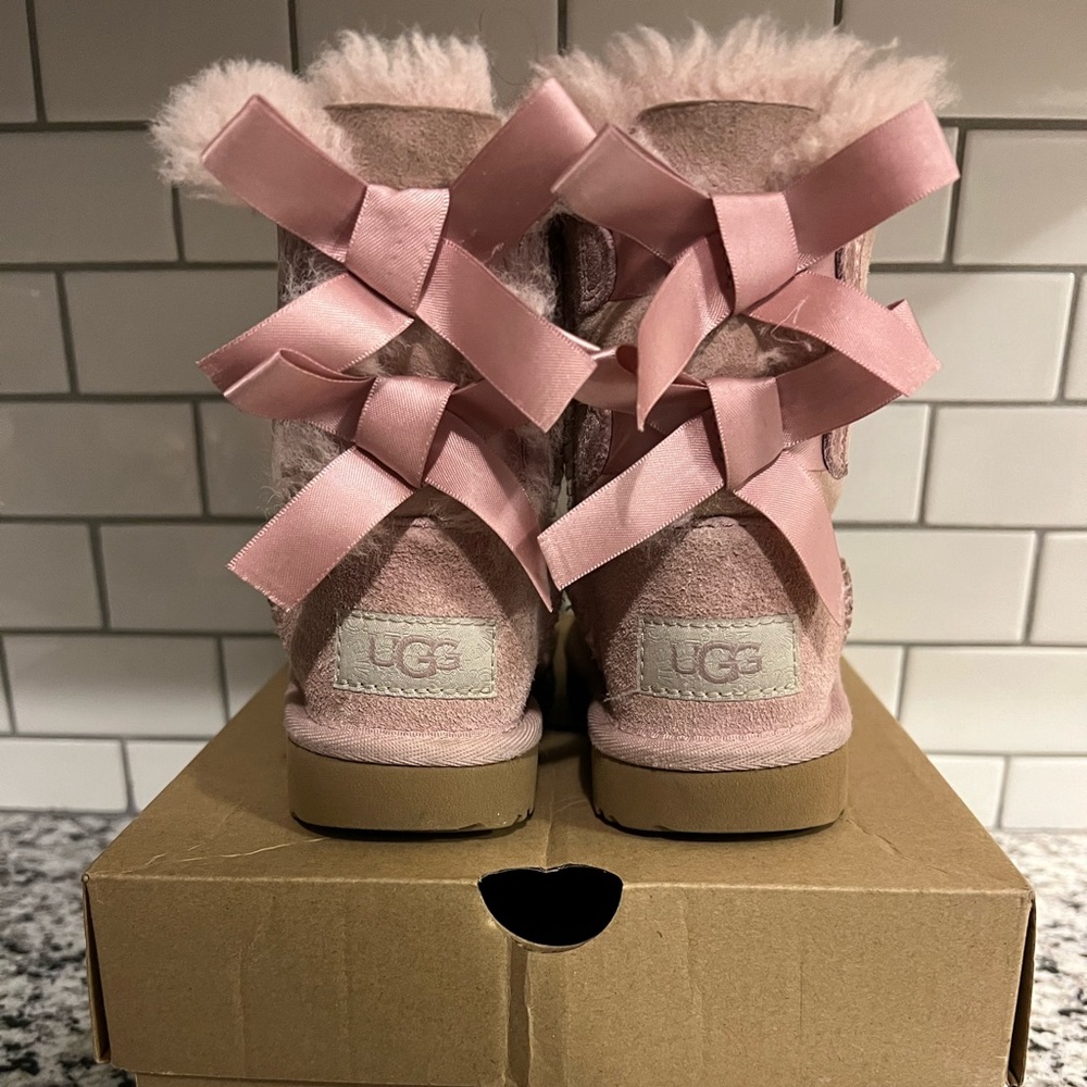 Toddler girl light pink bow UGG size 8